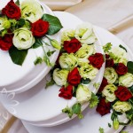 Tort weselny bordowo biały bukiet