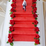 Tort weselny Schody z czerwonym dywanem