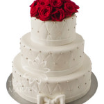 Tort weselny w stylu angielskim biały z czerwonymi różami