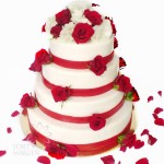 Tort weselny z biało czerwonymi kwiatami