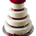 Tort weselny w stylu angielskim we wzory z czerwonymi różami i wstążką