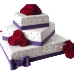 Tort weselny w stylu angielskim z bordowymi różami i fioletową wstążką