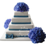 Tort weselny w stylu angielskim z niebieską Hortensją
