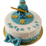 Tort z figurką niebieskim ludzikiem lego ninjago