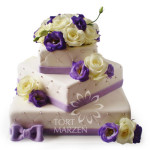 Tort weselny w stylu angielskim w kolorze bieli i fioletu