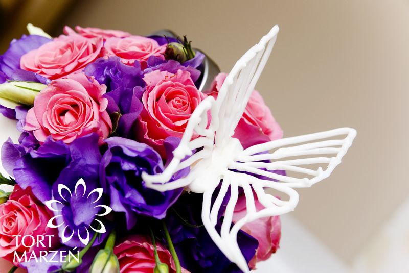 Tort weselny Różowo fioletowy bukiet