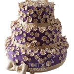 Tort weselny w stylu angielskim fioletowy w kremowe kwiatuszki