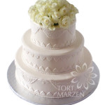 Tort weselny koronkowy w stylu angielskim