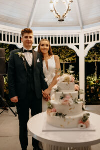 Tort weselny z kwiatami